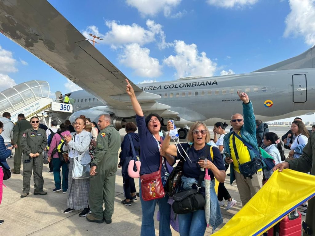 Colombian evacuation Israel first plane leaves